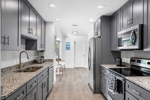 Réfrigérateur, four à micro-ondes, un four, surface de cuisson