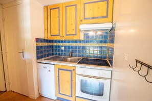 Kylskåp, mikrovågsugn, ugn och diskmaskin