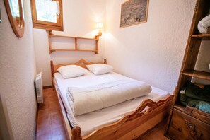 1 bedroom, bed sheets