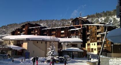 130m from ski slopes, 2nd floor, balcony, parking, tv, ski locker, 35m², La Norma