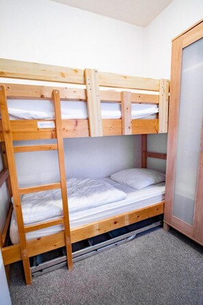 1 bedroom, bed sheets