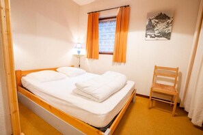 1 bedroom, bed sheets
