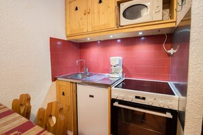 Fridge, microwave, oven