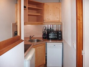 Fridge, dishwasher, coffee/tea maker, toaster