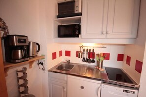 Kühlschrank, Mikrowelle, Ofen, Geschirrspüler