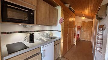 Fridge, coffee/tea maker