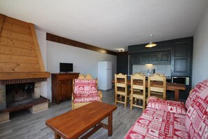 Fireplace - 10m from resort center, 3rd floor, view ski slopes, balcony, fireplace or stove, tv, ski locker (Les Saisies)