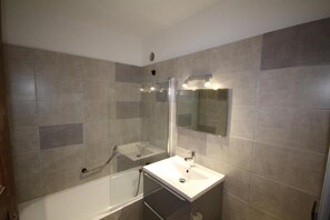 Bathtub - 10m from resort center, 3rd floor, view ski slopes, balcony, fireplace or stove, tv, ski locker (Les Saisies)