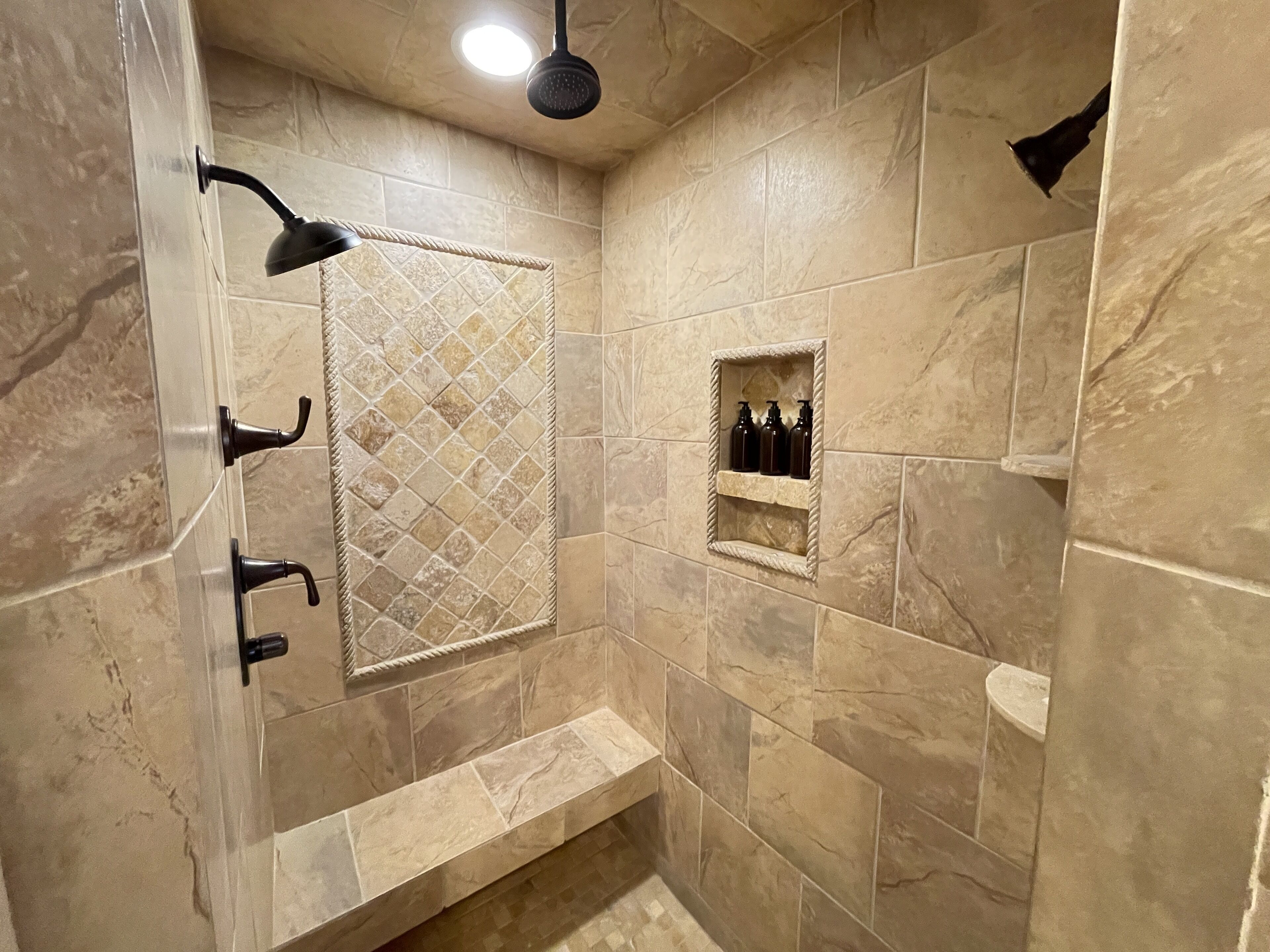 Ensemble douche/baignoire, baignoire à jets, sèche-cheveux, bidet