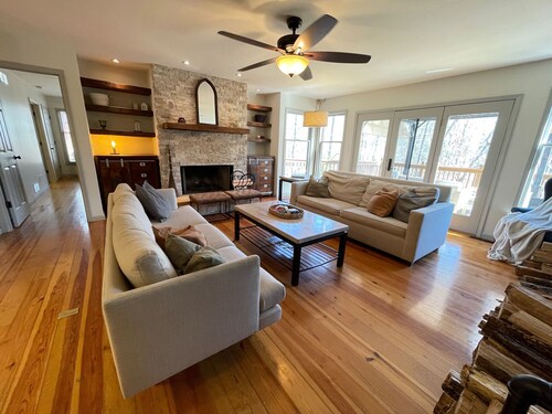 ATL Getaway cabin with riverfront views and hottub