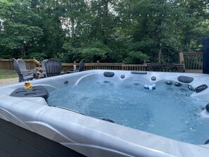 Outdoor spa tub - ATL Getaway cabin with riverfront views and hottub (Douglasville)