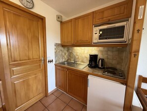 Kühlschrank, Wasserkocher mit Kaffee-/Teezubehör, Toaster