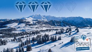 A snowy mountain landscape with a clear sky. - 100m from ski slopes, 2nd floor, view ski slopes, balcony, parking, tv, ski locker, 25m² (Hauteluce)