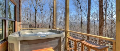 Outdoor spa tub