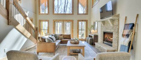 Smart TV, caminetto, libri