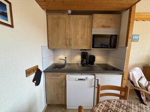 Jääkaappi, astianpesukone, kahvin-/teenkeitin, leivänpaahdin