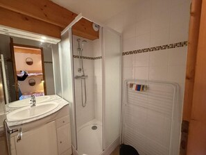 Shower - 200m from resort center, 2nd floor, view ski slopes, balcony, tv, ski locker, 24m², Les Saisies (Les Saisies)