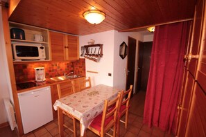Kühlschrank, Mikrowelle, Wasserkocher mit Kaffee-/Teezubehör