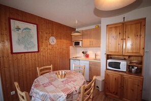 Dining - 250m from ski slopes, 1st floor, view mountain, balcony, tv, ski locker, 28m², Les Saisies (Les Saisies)