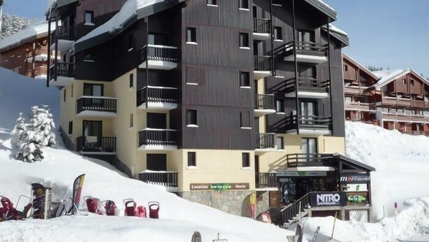 A multi-story hotel with balconies, ski equipment, and a sign for 'NITRO'. - 250m from ski slopes, 1st floor, view mountain, balcony, tv, 28m², Les Saisies (Les Saisies)