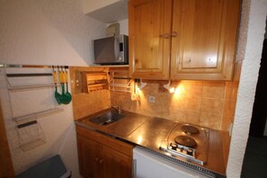 Kylskåp, mikrovågsugn och kaffe- och tebryggare