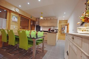 Dining - Ground floor, parking, tv, ski locker, 60m², Champagny-en-Vanoise (Champagny-en-Vanoise)