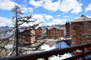 Property grounds - 100m from ski slopes, 3rd floor, view ski slopes, swimming pool, sauna, balcony, tv, ski locker (Risoul)