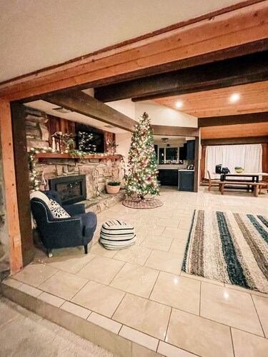 Family friendly home w/private indoor pool and outdoor hot tub!