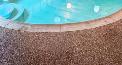 Timber & Springs Retreat: Indoor Pool • Hot Tub • Theater Room• Putting Green