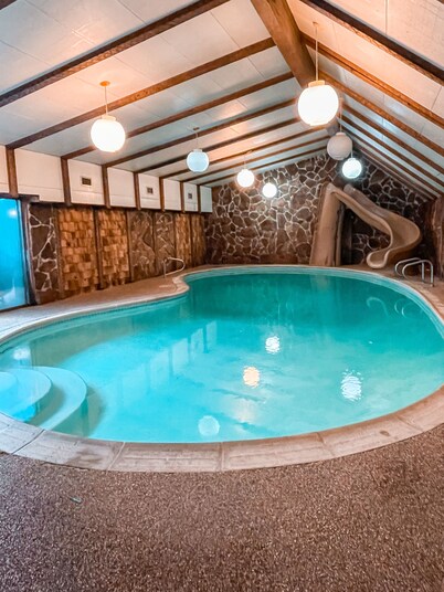 Timber & Springs Retreat: Indoor Pool • Hot Tub • Theater Room• Putting Green
