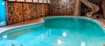 Timber & Springs Retreat: Indoor Pool • Hot Tub • Theater Room• Putting Green