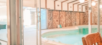 Timber & Springs Retreat: Indoor Pool • Hot Tub • Theater Room• Putting Green
