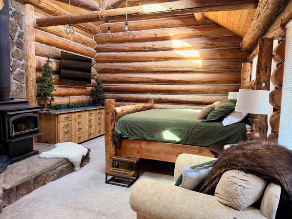 4 bedrooms, desk, iron/ironing board, free WiFi - Timber & Springs Retreat: Indoor Pool • Hot Tub • Theater Room• Putting Green (Redmond)