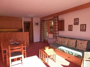 Living area - 3rd floor, view mountain, balcony, tv, ski locker, 58m², Méribel (Méribel - Les Allues)