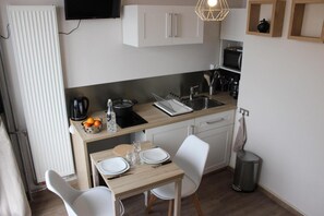 Fridge, microwave, coffee/tea maker, toaster - 50m from resort center, 6th floor, view street, balcony, tv, 13m², Les Menuires (Les Menuires)