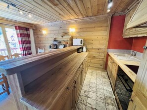 Fridge, microwave, oven, dishwasher - 100m from ski slopes, 4th floor, balcony, tv, ski locker, 70m², Méribel (Méribel - Les Allues)