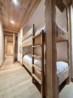 2 bedrooms, WiFi - 100m from ski slopes, 4th floor, balcony, tv, ski locker, 70m², Méribel (Méribel - Les Allues)