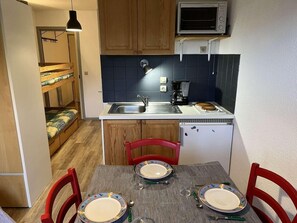 Fridge, microwave, oven, coffee/tea maker - Ground floor, view ski slopes, balcony, tv, 24m², Le Grand Bornand (Le Grand-Bornand)
