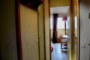 Ein Flur, der in einen Essbereich mit Tisch und Stühlen führt.