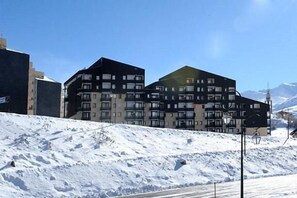 Exterior - Ski-in/ski-out & foot of the slopes, 5th floor, balcony, tv, ski locker, 27m², Les Menuires (Les Menuires)