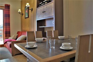 Dining - 100m from ski slopes, 3rd floor, fitness, swimming pool, sauna, balcony, tv, ski locker, 30m² (Risoul)