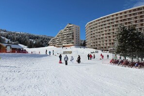 Exterior - Ski-in/ski-out & foot of the slopes, 5th floor, view ski slopes, balcony, tv, ski locker, 28m² (Le Dévoluy)