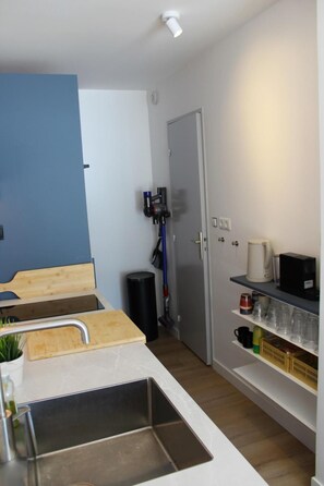 Réfrigérateur, four, lave-vaisselle, cafetière/bouilloire