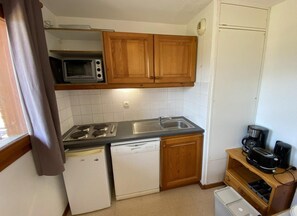 Kühlschrank, Ofen, Geschirrspüler, Wasserkocher mit Kaffee-/Teezubehör