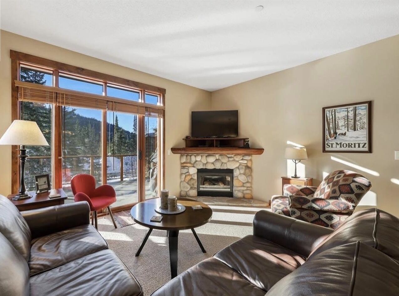 Spacious 3 level townhouse with private garage, sleeps 8