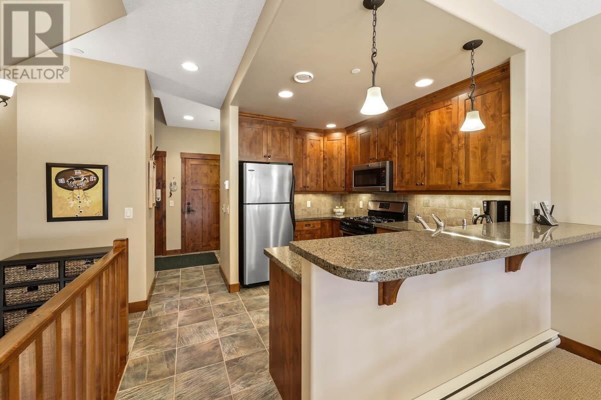 Spacious 3 level townhouse with private garage, sleeps 8