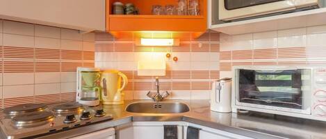 Fridge, microwave, oven, coffee/tea maker