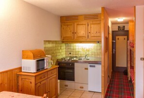 Kühlschrank, Mikrowelle, Ofen, Wasserkocher mit Kaffee-/Teezubehör