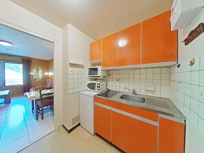 Fridge, microwave, oven, coffee/tea maker