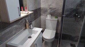 Kombinert dusj/badekar, boblebad, hårføner og bidé
